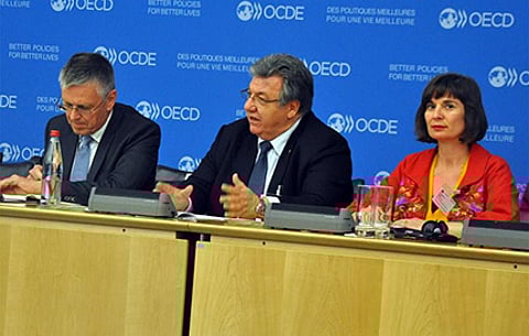 Gaetano Cavalieri (centre), CIBJO President, addressing the OECD Mineral Supply Chain Forum in Paris on April 23, 2019. He is flanked by Guus Houtluin, Senior Advisor on Trade Issues, European External Action Service, and by Estelle Levin-Nally of Levin Sources.