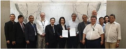 BDB President Anoop Mehta, Vice President Mehul Shah, CIBJO President Gaetano Cavalieri, World Diamond Council President Stephane Fischler and representatives of the Thai gems and jewellery bodies following the signing ceremony