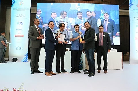 Dinesh Lakhani (right side), Director - Kiran Gems receiving the award from Shri Nitin Gadkari, Hon’ble Union Minister for Road Transport & Highways and MSME and Shri Suresh Prabhu, Member of Rajya Sabha