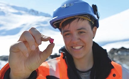 Mille Schiøtt Kongstad, Greenlandic geologist. Holding rough from the Aappaluttoq mine