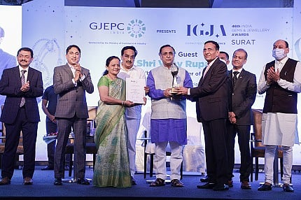 Smt Varshaben and Shri Babubhai Lakhani receiving award for Highest Taxpayer Company