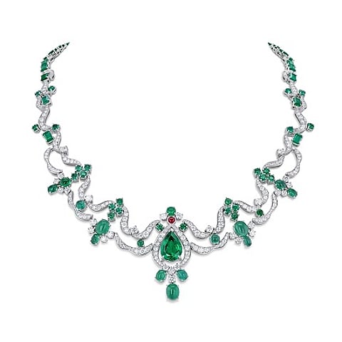 A Necklace inspired by the inner world of Brazilian emerald