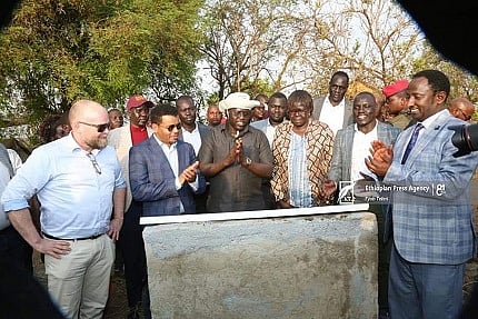 Jørgen Evjen, Minister of Mines Takele Uma, Gambella President Omod Ojulu, State Minister Alemitu Umod, Member of Parliament Ashinie Astine, General Manager Etno Mining Tesfaye Medhane