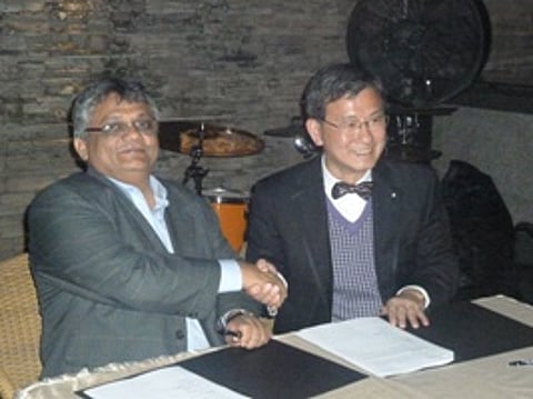 Shailesh Sangani (left) and Aaron Shum (rt) signing the agreement.