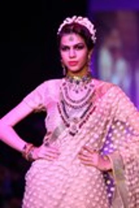 IIJW – Mumbai 2013 : Golecha Jewels created ‘Royal Indian Brides’