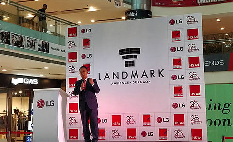 LG Introduces ‘SIGNAGE’ Display with Flexible 70 Curved LG OLED Panels