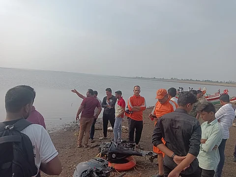 புணேவில் படகு கவிழ்ந்து 6 பேர் மாயம்!