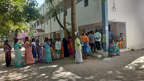 வாக்களிக்க வரிசையில் காத்திருந்த வாக்காளர்கள்