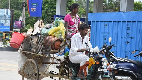 மக்களின் பாக்கெட்டை காலி செய்ய மத்திய அரசு ஒப்பந்தம் போட்டுச் செயல்படுகிறது: காங். விமர்சனம்