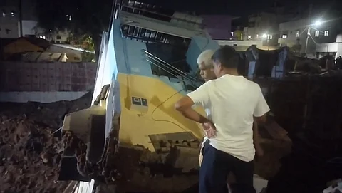 கால்வாய் தூர்வாரும் பணியின்போது இடிந்து விழுந்த வீடுகள்!