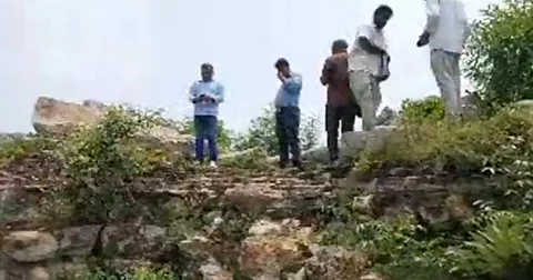 ஆய்வு மேற்கொண்டு வரும் தொல்லியல் துறையினர்.