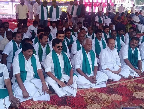 மா விவசாயிகளின் பிரச்னைகளுக்கு தீர்வு காணாத தமிழக அரசைக் கண்டித்து கிருஷ்ணகிரியில் உண்ணாவிரதப் போராட்டத்தில் ஈடுபட்டுள்ள அதிமுகவினர் னர்.