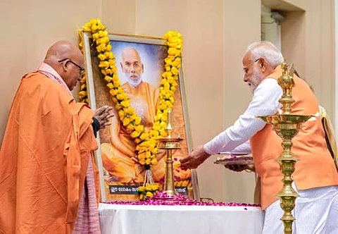 தில்லியில் செவ்வாய்க்கிழமை நடைபெற்ற நிகழ்ச்சியில், கேரளத்தைச் சோ்ந்த ஆன்மிகத் தலைவரும் சமூக சீா்திருத்தவாதியுமான ஸ்ரீநாராயண குரு உருவப் படத்துக்கு மரியாதை செலுத்திய பிரதமா் நரேந்திர மோடி.