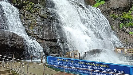 குற்றாலம் பேரருவியில் ஆா்ப்பரித்துக் கொட்டும் தண்ணீா்