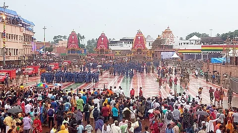 புரி ஜெகந்நாதர் கோயிலில் ரத யாத்திரை.