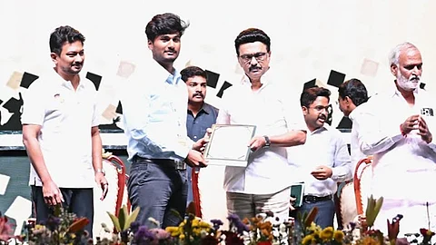 நான் முதல்வன் திட்ட மாணவர்களுக்கு பணி நியமன ஆணை வழங்கிய முதல்வர்.