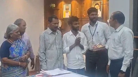 20 ஆண்டுகளுக்குப் பிறகு குடும்பத்துடன் இணைந்த நபர்.