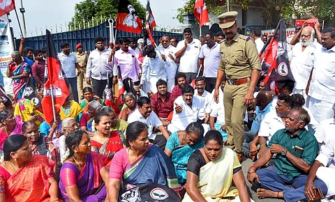 புதுச்சேரி அதிமுக மாநில செயலா் ஆ.அன்பழகன் தலைமையில் ஆா்ப்பாட்டத்தில் ஈடுபட்ட அதிமுகவினா்.