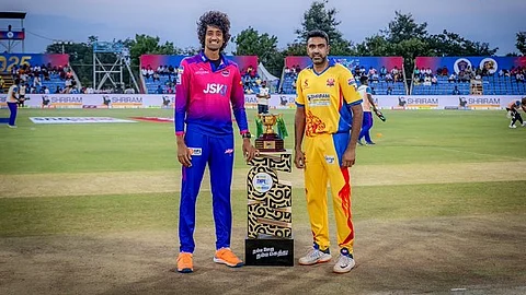 டிஎன்பிஎல் இறுதிப்போட்டி: திண்டுக்கல் டிராகன்ஸ் பந்துவீச்சு!