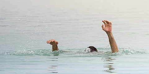 Two drown while immersing ashes in Mumbai sea