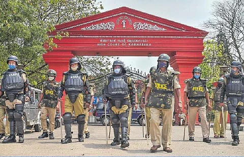 ஹிஜாப் வழக்கில் செவ்வாய்க்கிழமை தீர்ப்பு வெளியானபோது பெங்களூரில் கர்நாடக உயர்நீதிமன்ற வளாகத்தைச் சுற்றி பாதுகாப்புப் பணியில் ஈடுபடுத்தப்பட்ட போலீஸார்.