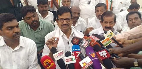 பாப்பாரப்பட்டியில் உள்ள தனியார் மண்டபத்தில் காங்கிரஸ் கட்சியின் சார்பில் சுதந்திர நாள் பவள விழா சிறப்பு கூட்டத்தில் செய்தியாளர்களிடம் பேட்டி அளிக்கும் காங்கிரஸ் கட்சியின் மாநில தலைவர் கே.எஸ். அழகிரி.