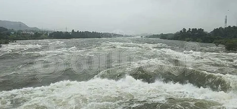 மேட்டூர் அணைக்கு நீா்வரத்து, வினாடிக்கு 58, 500 கன அடியாக அதிகரித்துள்ளது.