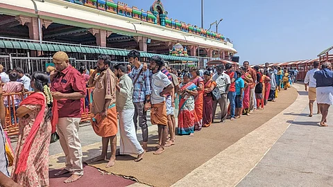 அக். 1 முதல் பழனி முருகன் கோயிலுக்குள் கைப்பேசி எடுத்துச்செல்ல தடை