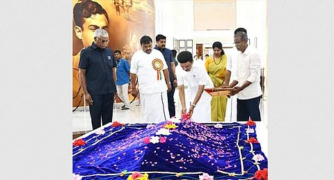 அப்துல் கலாமின் நினைவிடத்தில் மலர்தூவி மரியாதை செலுத்திய முதல்வர் மு.க. ஸ்டாலின்.