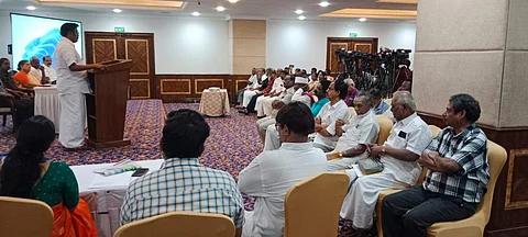 கலந்தாய்வுக் கூட்டத்தில் பேசுகிறார் பாரிவேந்தர்
