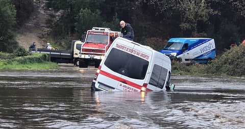 Uma ambulância de transporte de doentes não urgentes foi arrastada pela água em Caminha