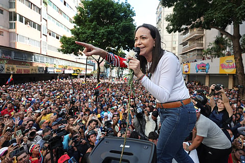 María Corina Machado no meio da multidão no protesto em Chacao, Caracas.