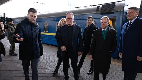 Keir Starmer na estação ferroviária de Kiev.