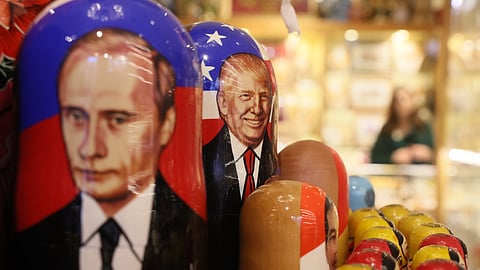 Matrioscas com as imagens de Vladimir Putin e Donald Trump à venda no centro de Moscovo.