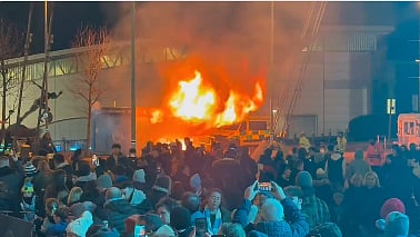 Incêndio no exterior do estádio do Manchester City obrigou à retirada de adeptos