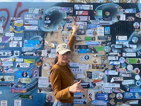 Hila mostra autocolante com foto de Lotan no abrigo antiaéreo onde foi morto. Fica junto da estrada 232, que a 7 de outubro de 2023 se transformou na “estrada da morte”.