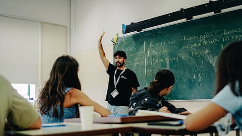 Um dos 200 mentores da Teach for Portugal auxilia o professor a dinamizar as aulas