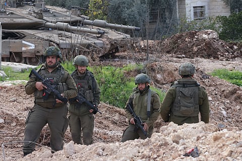 Tanques e soldados israelitas dentro do campo de refugiados de Jenin, na Cisjordânia.