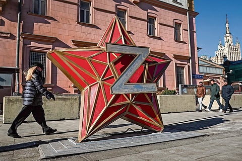 Símbolos militares russos colocados em frente à embaixada americana em Moscovo.