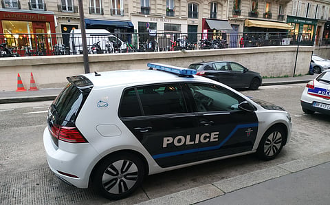 Homem atacou polícia com facas em Paris e foi abatido