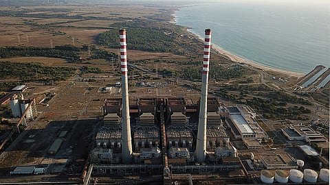 Incêndio na antiga central termoelétrica de Sines com três setores ativos