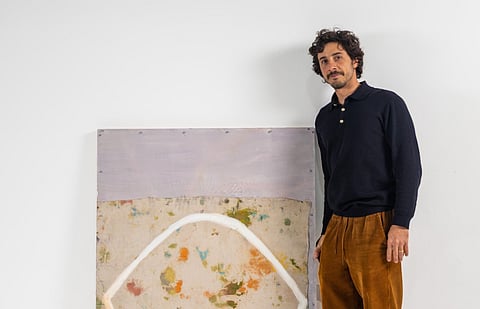 O artista brasileiro Matheus Novaes.