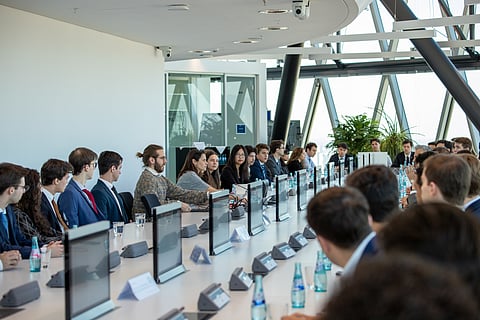 O salário de entrada de um recém licenciado na European Insurance and Occupational Pensions Authority ronda os 4000 euros/mês.