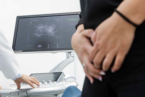 Mulheres com endometriose terão faltas justificadas ao trabalho a partir de abril