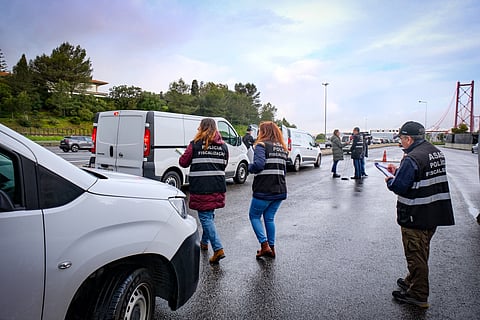 Inspetores da ASAE, durante uma operação de controlo e verificação das condições de Higiene e Segurança Alimentar das mercadorias alimentares em circulação bem como a deteção de eventuais ilícitos relacionados com as mercadorias em trânsito com consequências diretas para o consumidor final realizada no acesso à ponte 25 de Abril, Almada