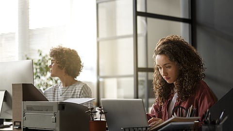 Mulheres na UE precisam trabalhar 15 meses para igualar salário anual dos homens