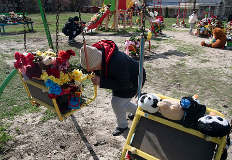 Cerimónia fúnebre em Kryvvyi Rih, onde 20 pessoas, nove delas crianças, morreram na sexta-feira, vítimas de um ataque russo.