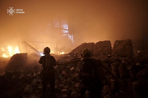 Ataque russo com drones faz três feridos em Kiev e provoca vários incêndios