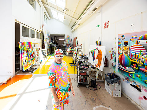 Okuda San Miguel a trabalhar nas obras que trouxe à exposição de Lisboa.