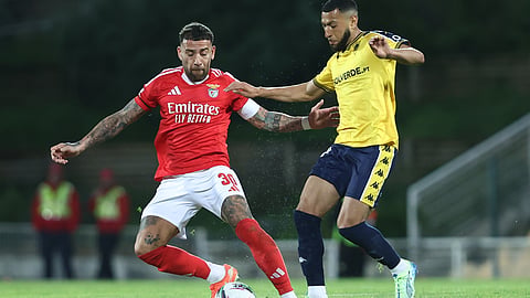 Benfica vence (1-2) no Estoril e isola-se à condição na liderança à espera do Sporting (veja os golos)